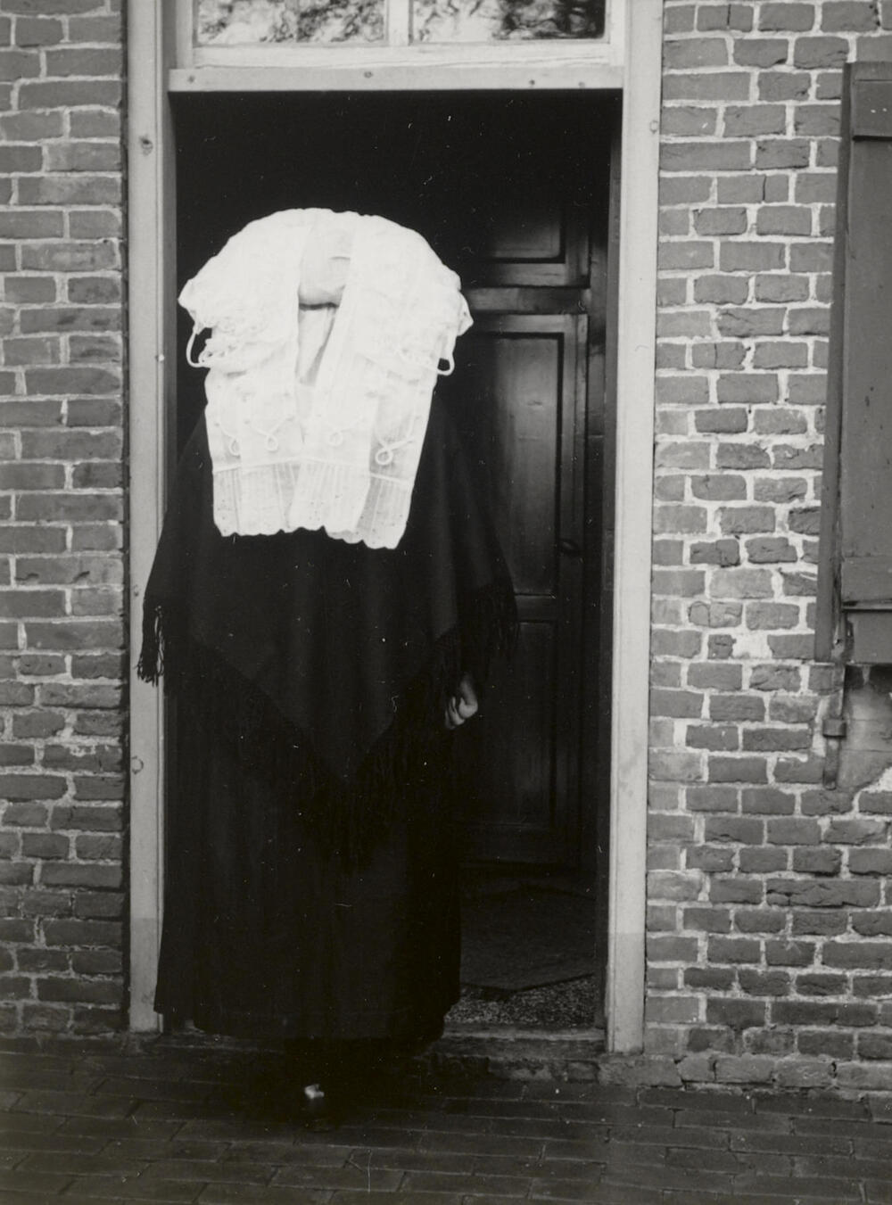 Vrouw uit Oirschot in rouwdracht, 1950