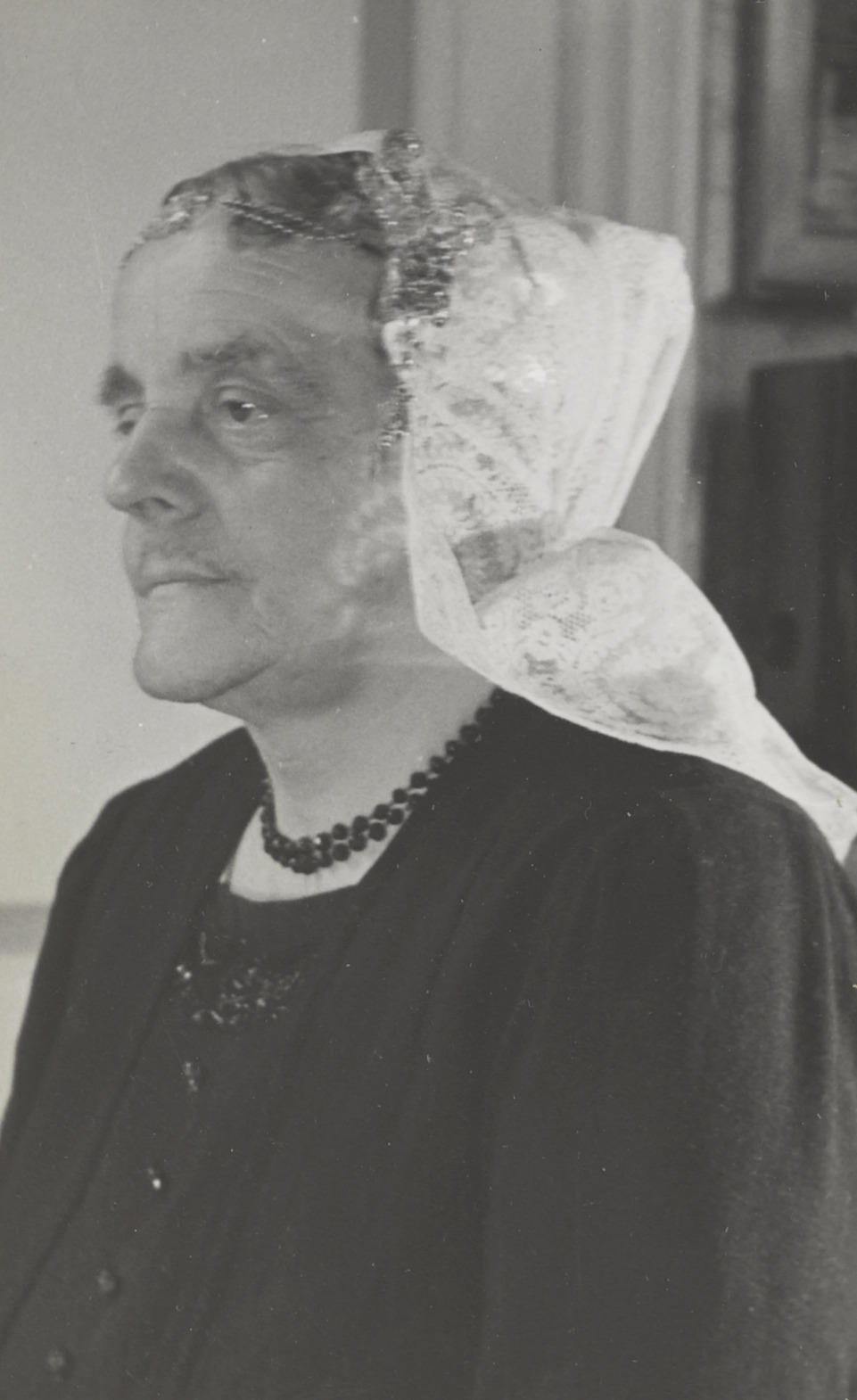 Vrouw in streekdracht uit Zandvoort, 1942