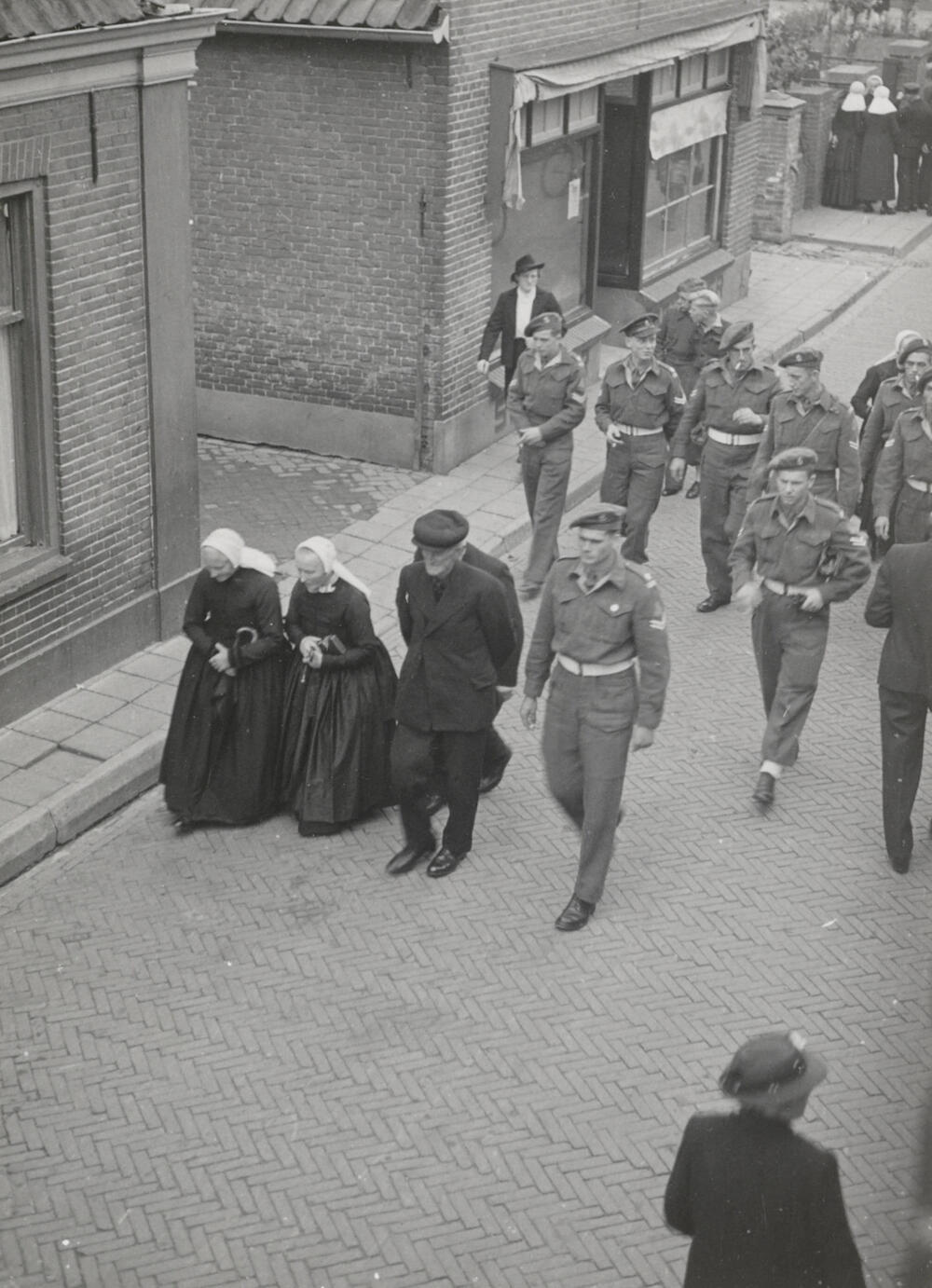 Uitgaan van de kerk, Ommen, 1946
