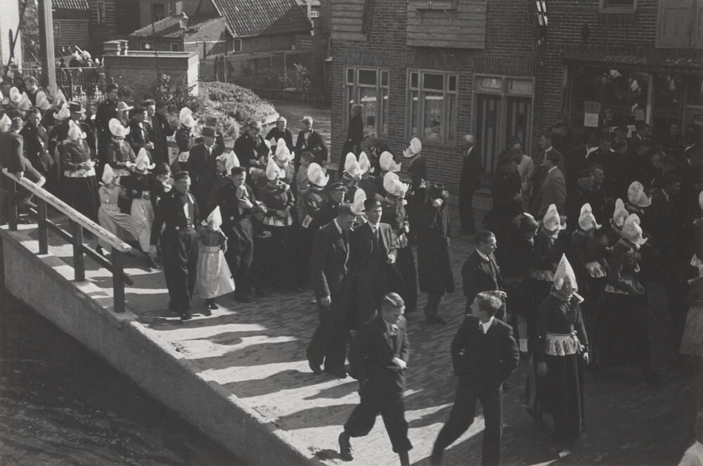 Uitgaan van de kerk, Volendam, 1946