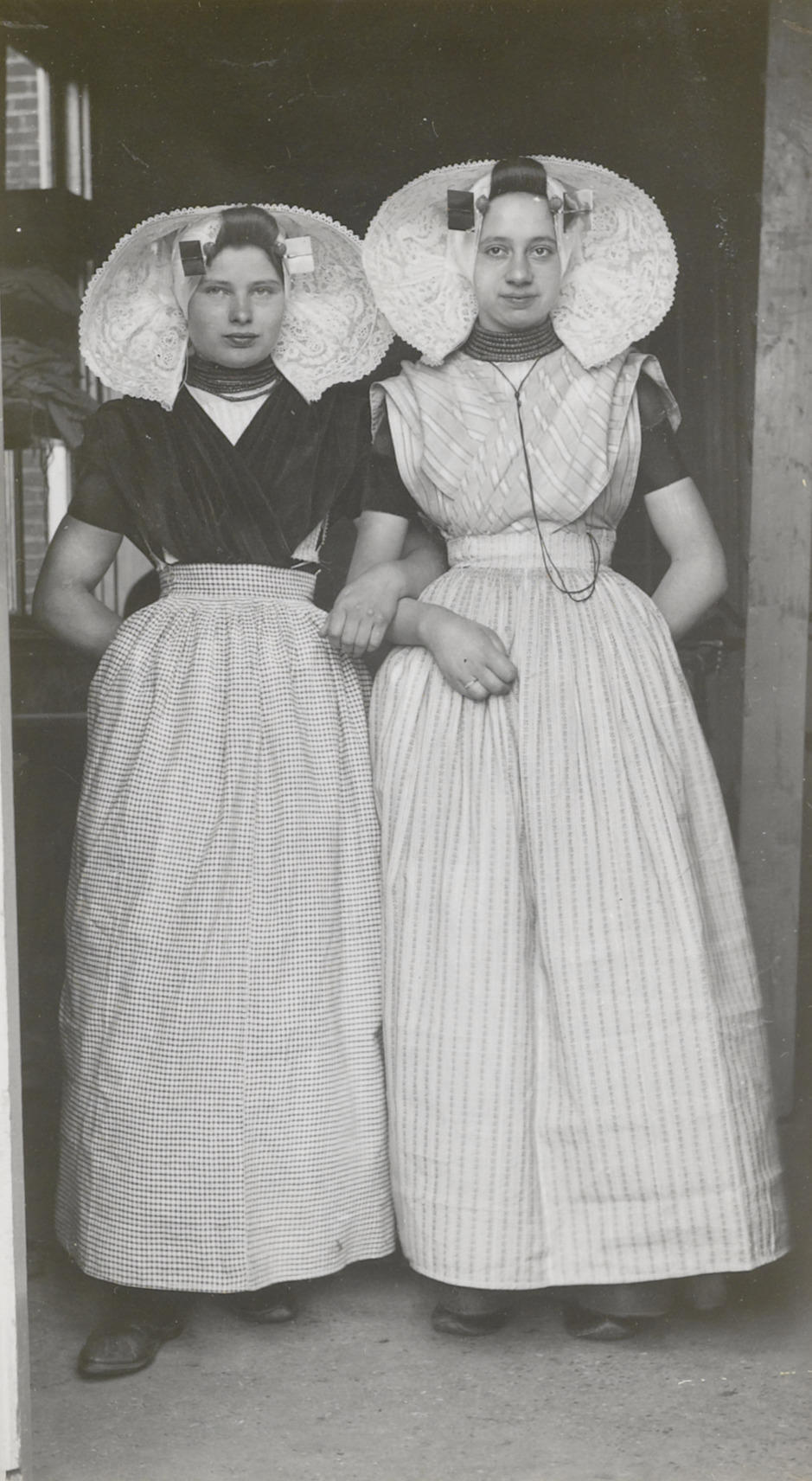 Vrouwen in protestantse Zuid-Bevelandse dracht, circa 1935