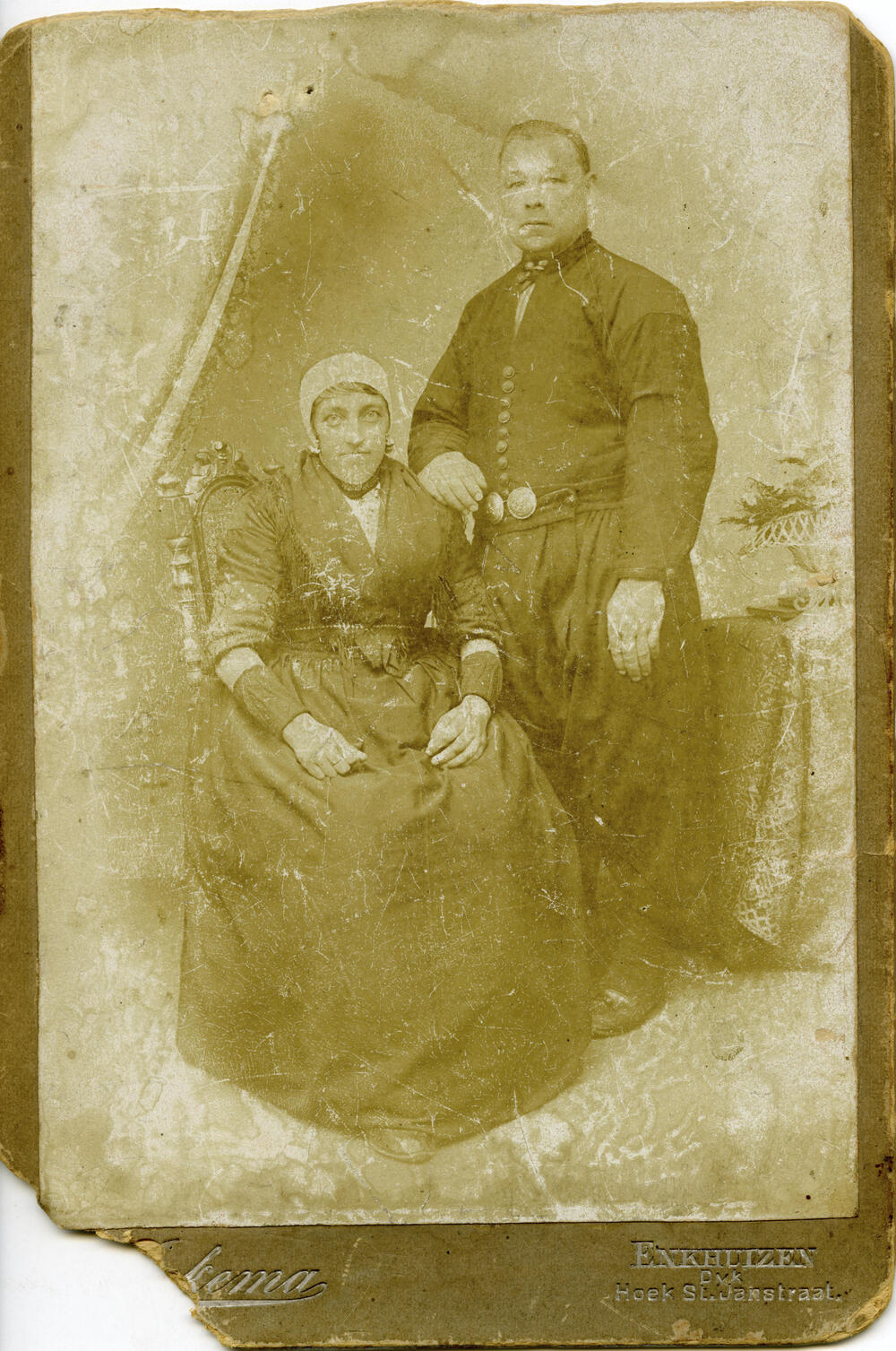 Vrouw en man in Urker dracht, voor 1896