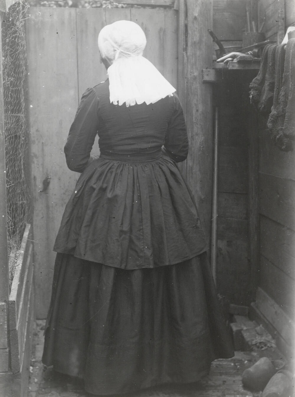 Vrouw in streekdracht uit Kampen, circa 1915