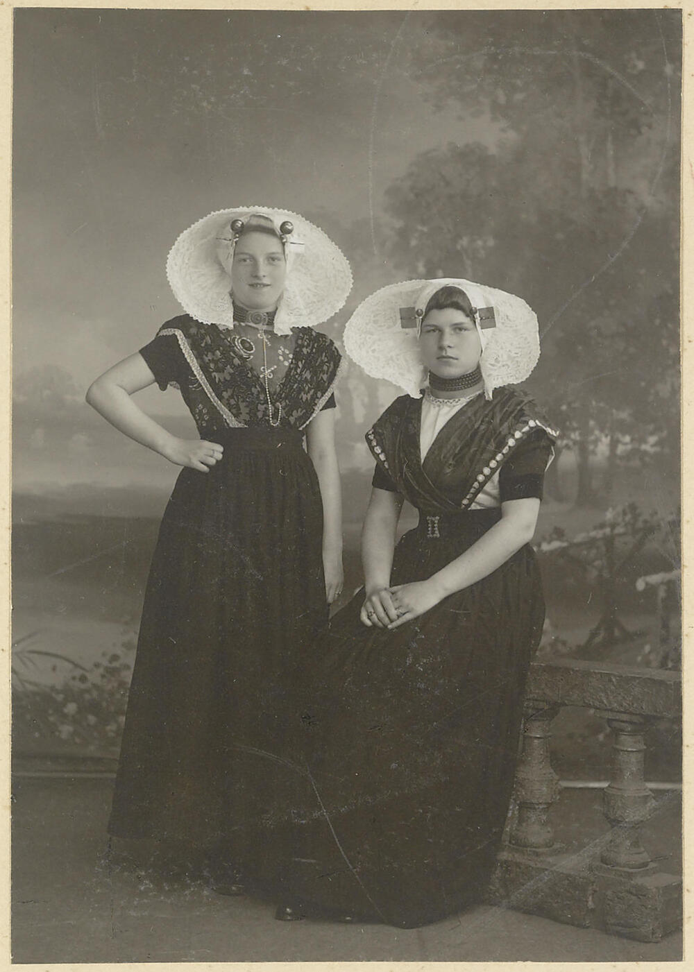 Twee vrouwen in protestantse Zuid-Bevelandse streekdracht, 1893–1944