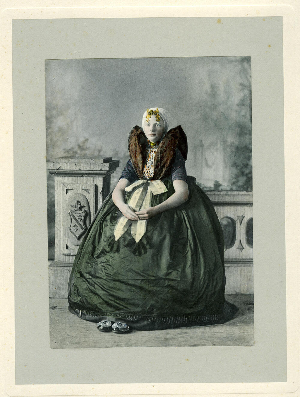 Meisje uit Terneuzen in Axelse dracht, 1894
