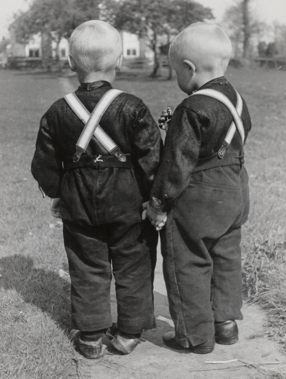 Jan Bloemhof en Jan Kooiker in Staphorster dracht, 1944