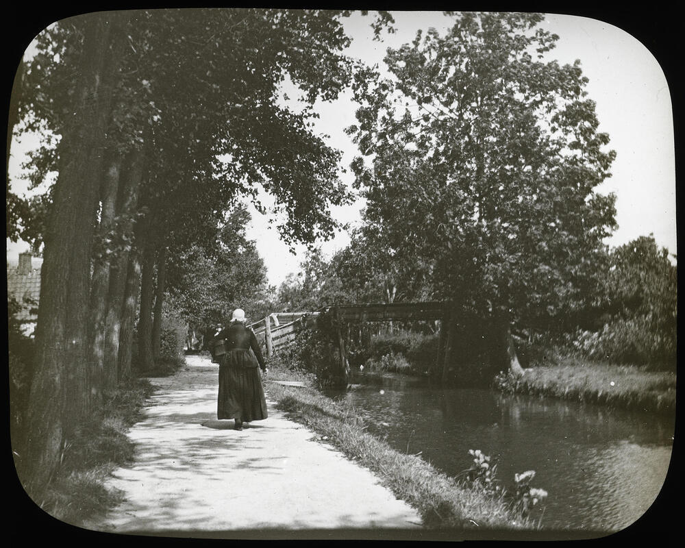 Vrouw in streekdracht, Giethoorn, vermoedelijk circa 1900