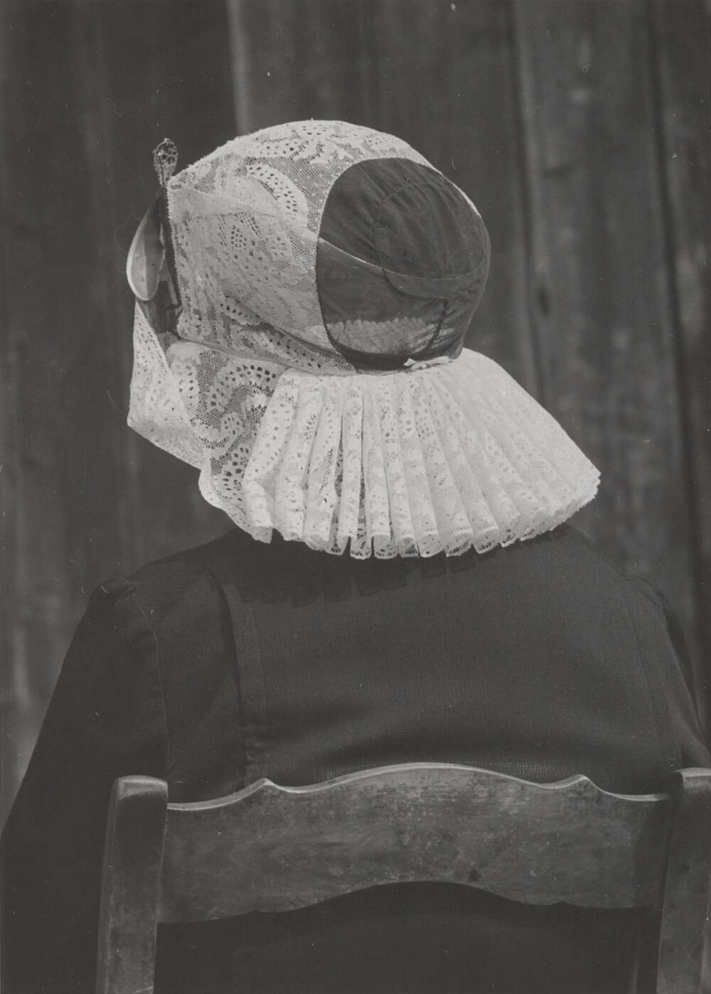 Weduwe Smit in streekdracht uit Laren, 1952