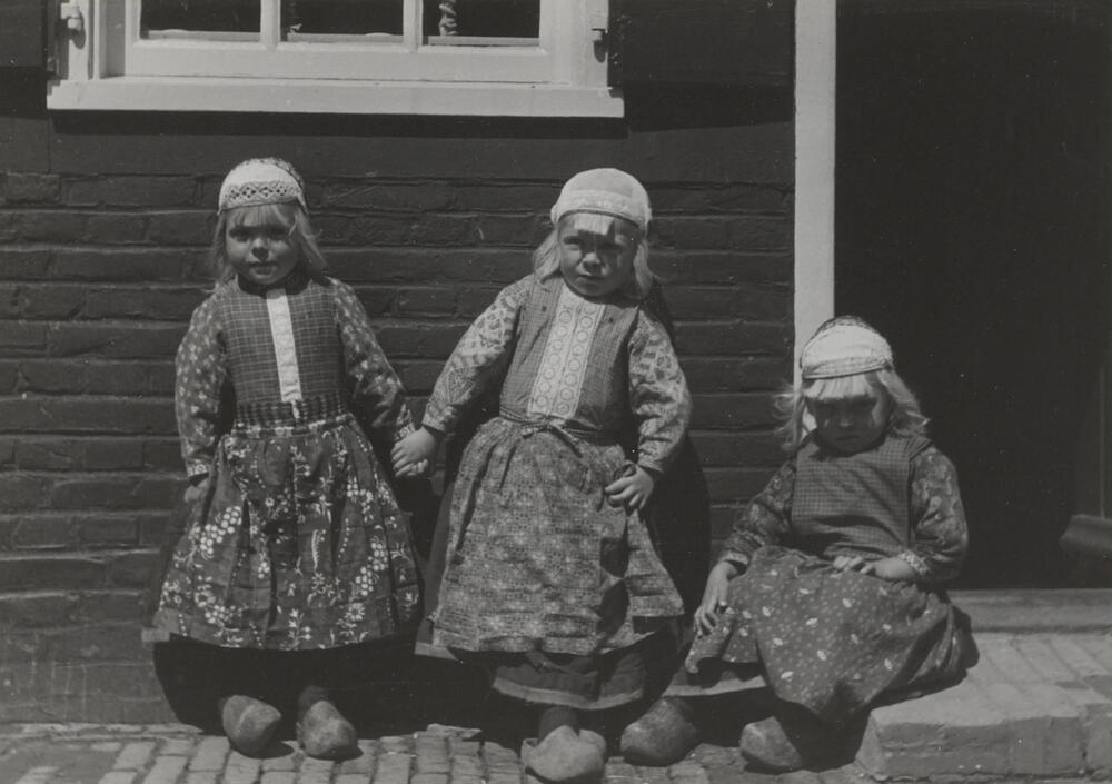 Drie jongetjes in Marker streekdracht, 1943