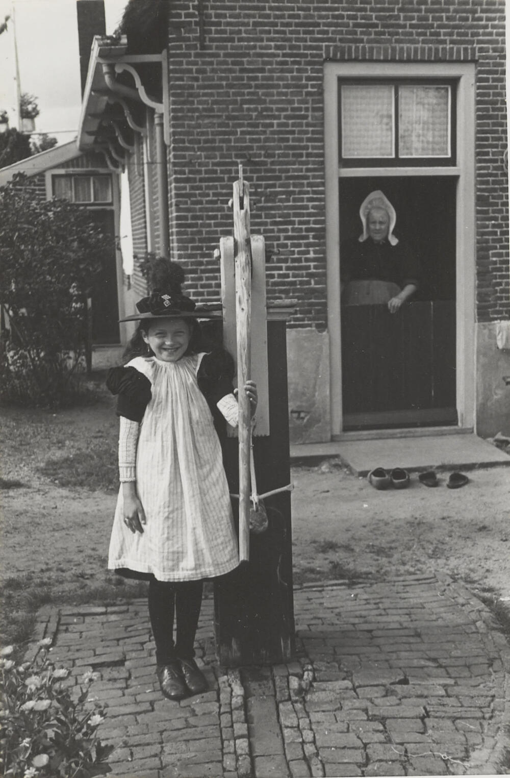 Meisje in streekdracht, Huizen, 1945