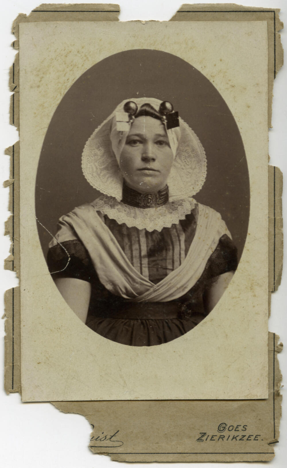 Vrouw in protestantse Zuid-Bevelandse dracht, circa 1900