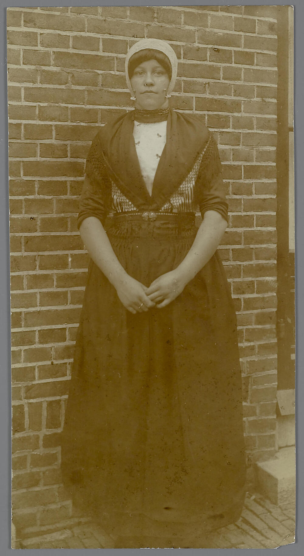 Geertje Brouwer in Urker streekdracht, circa 1916