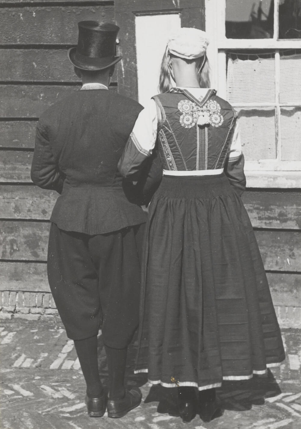 Cornelis Kes en Maretje van Altena, verkleed in bruidskleding, Marken, 1945