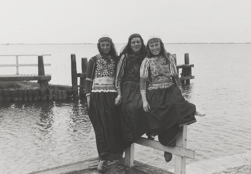 Drie meisjes in Marker dracht, 1943