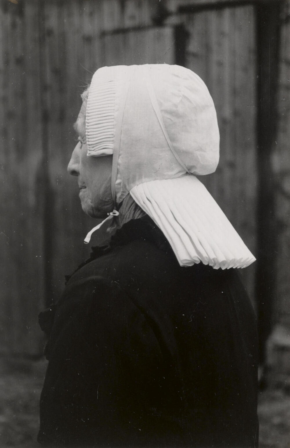 Mevrouw Simmelink uit Kotten in zondagse rouwdracht, 1946