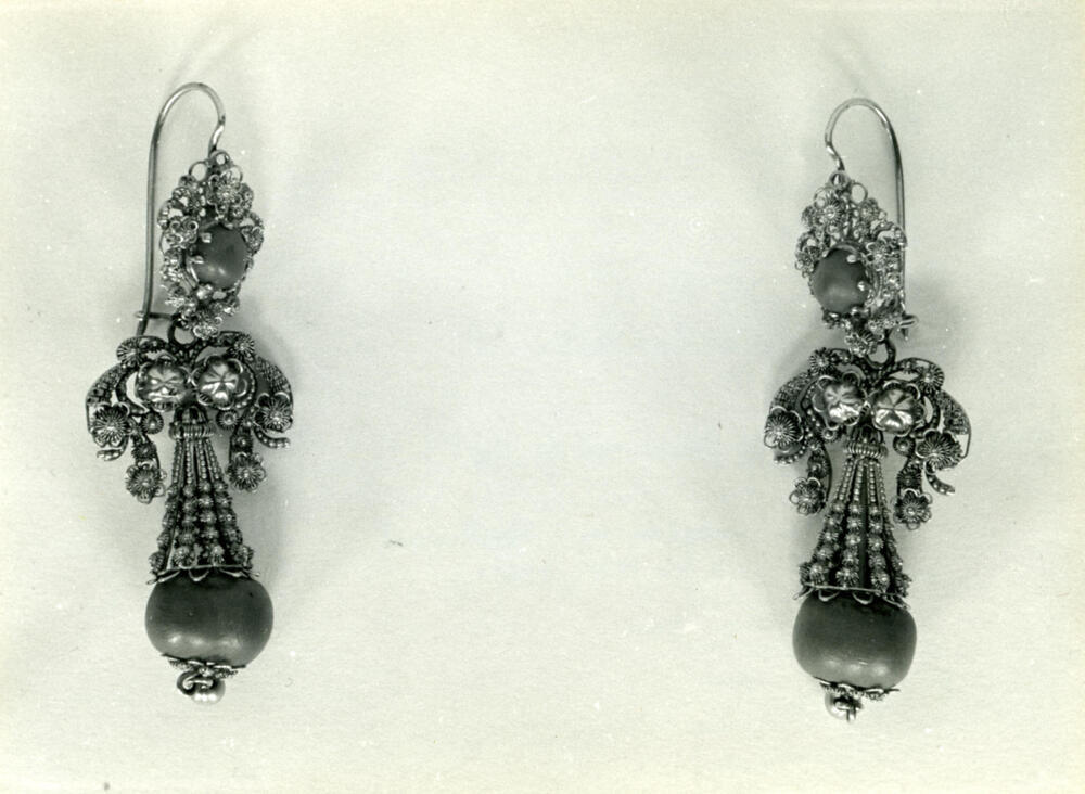 Oorbellen, Eemnes, 1952