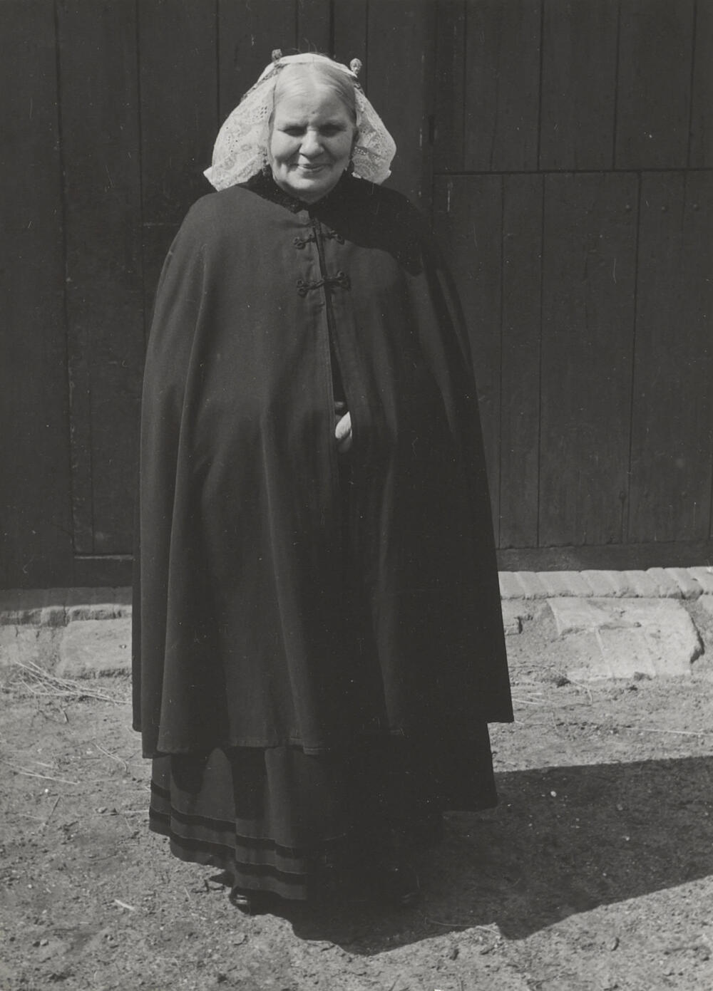 Mevrouw Vos in streekdracht uit Blaricum, 1952