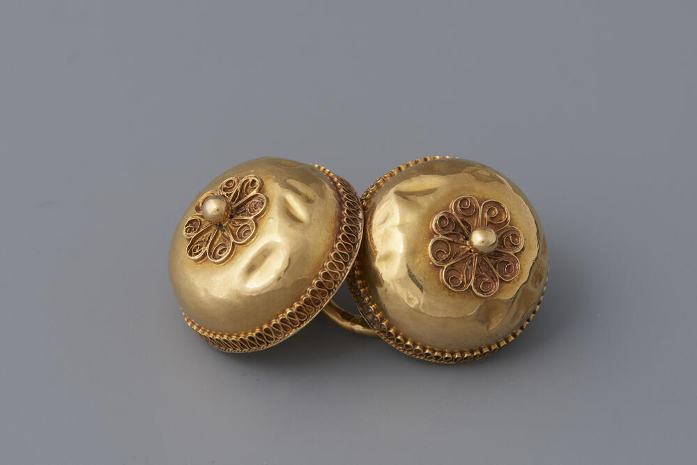 Paar gouden keelknopen, Arnemuiden, circa 1860