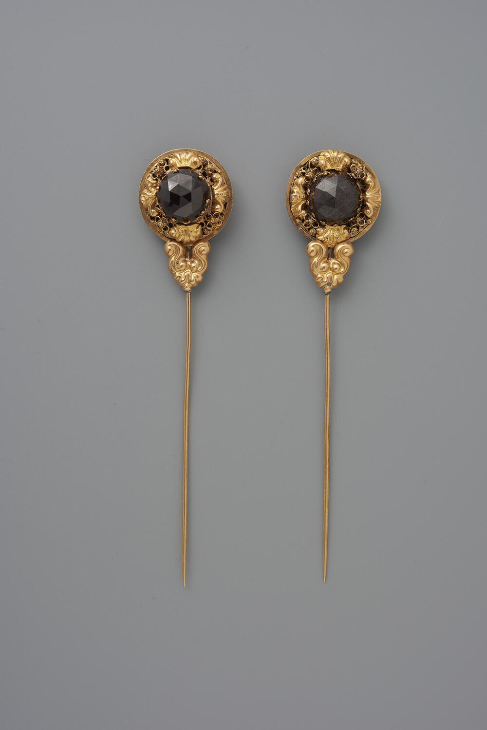 Paar gouden mutsenspelden, Hilversum, 1850–1860