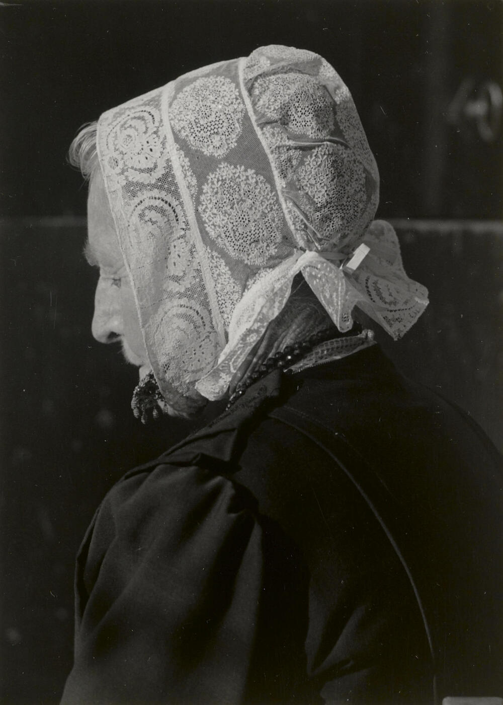 Mevrouw De Bruijne in Cadzandse dracht, 1950