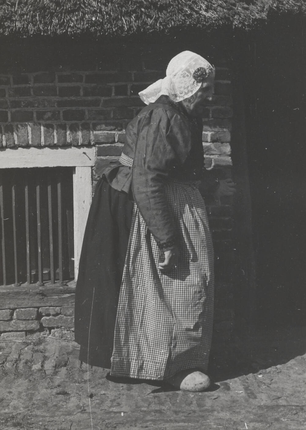 Mevrouw Schuring uit Hijken in Drentse streekdracht, 1944