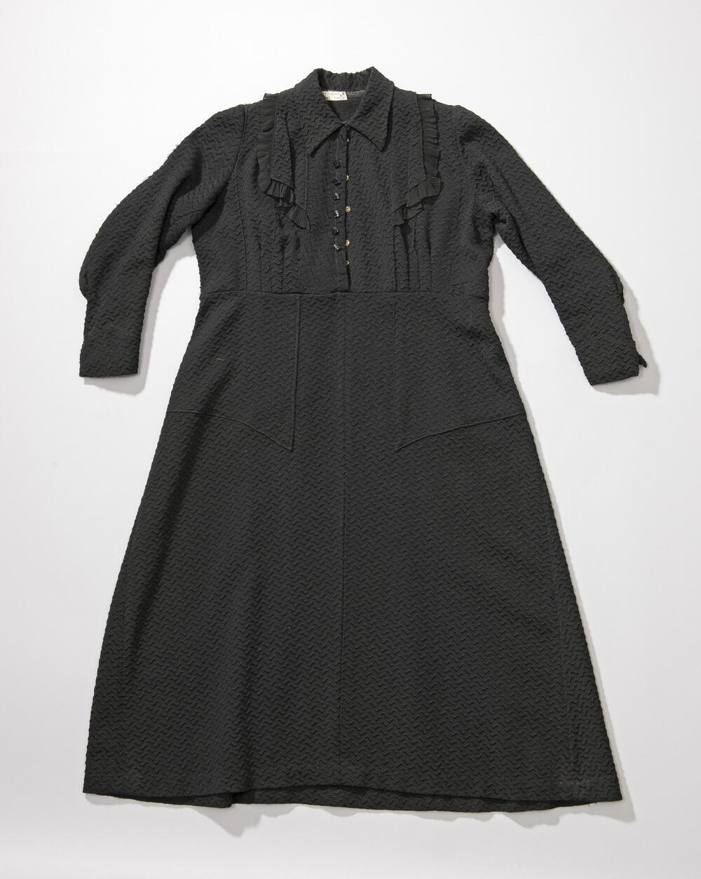 Zwarte wollen japon met ingeweven reliëfdessin, burgerdracht Axel, 1920–1955