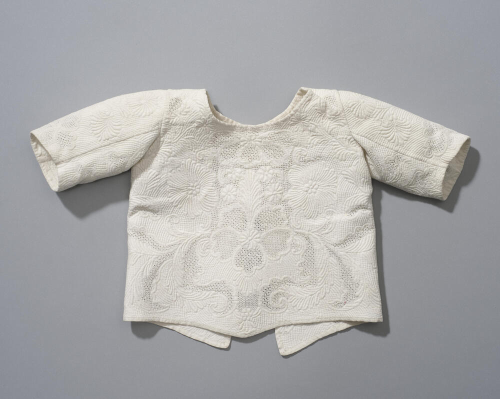 Babyjakje met Zaans stikwerk