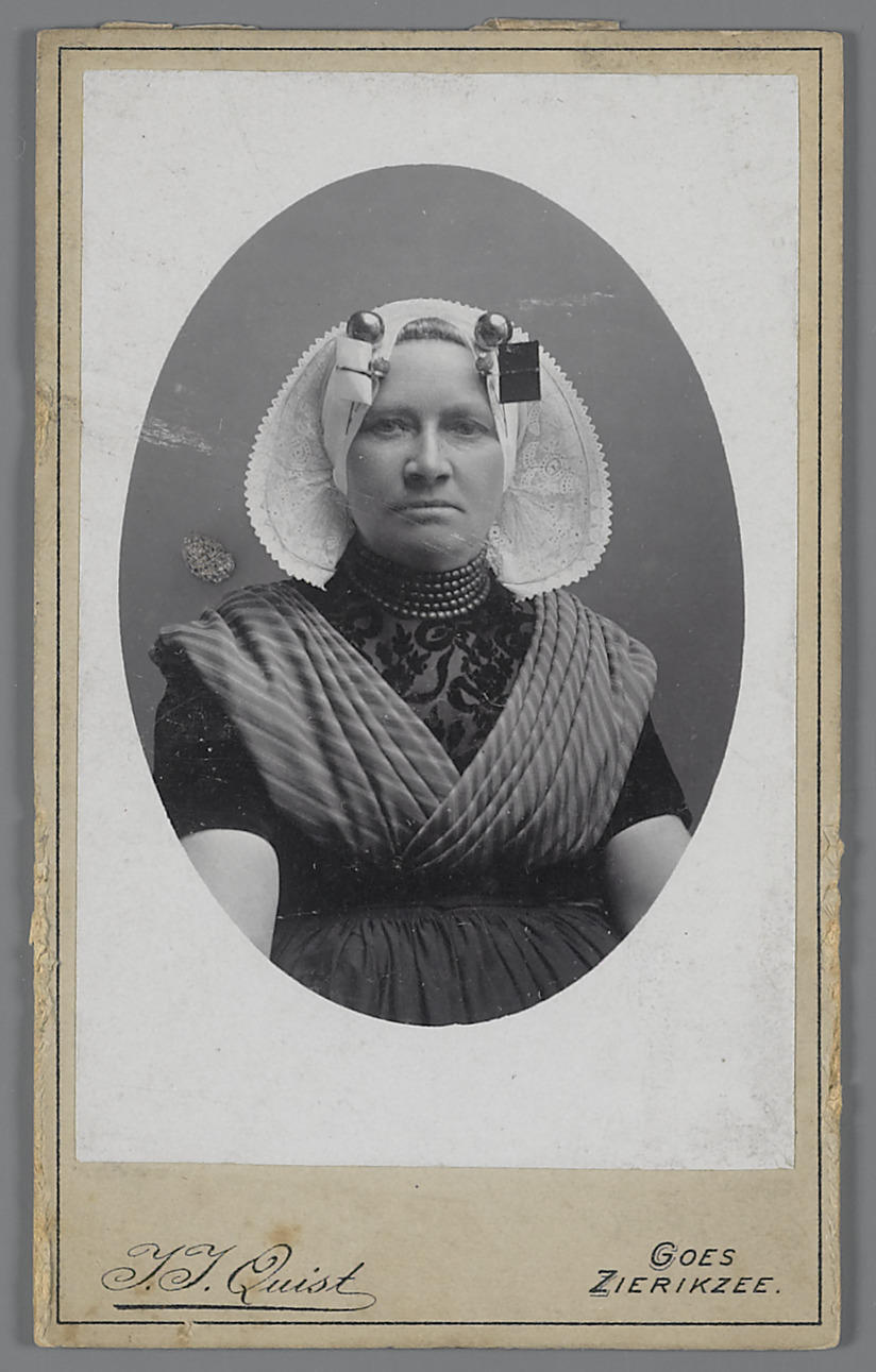 Vrouw in protestantse Zuid-Bevelandse streekdracht, 1894–1902