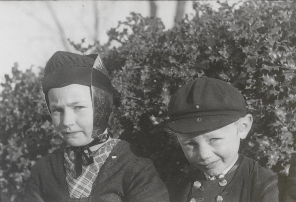 Meisje en jongen in Staphorster dracht, circa 1941
