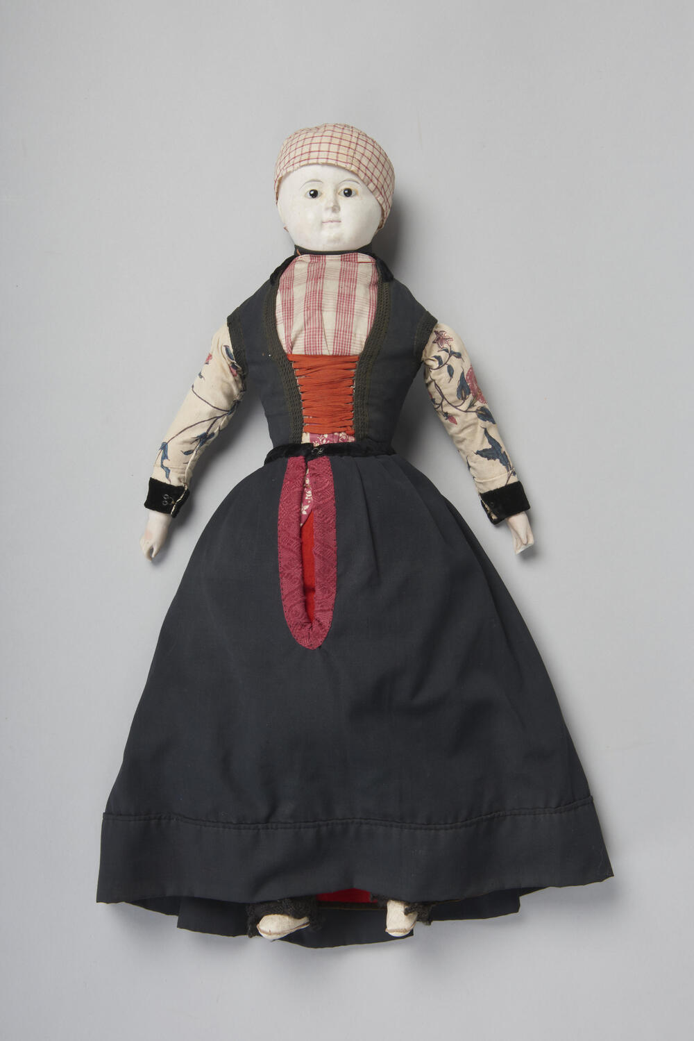 Pop gekleed als een vrouw uit Hindeloopen, voor 1939