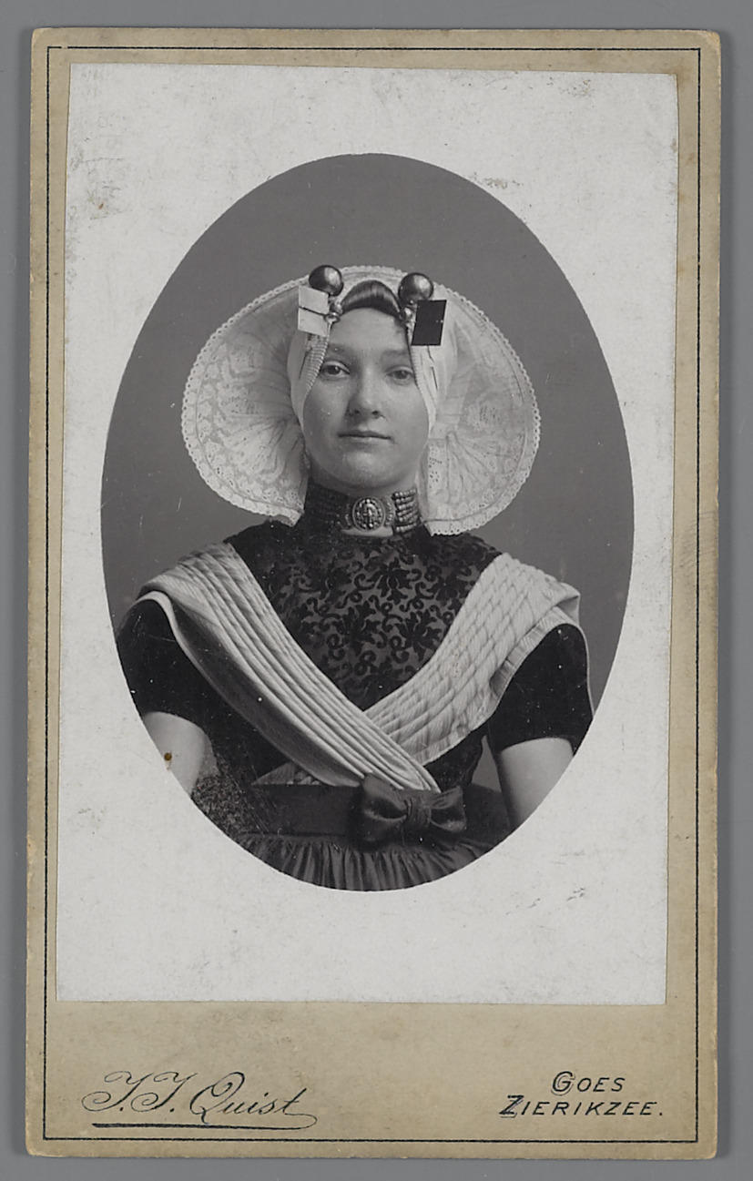 Vrouw in protestantse Zuid-Bevelandse streekdracht, 1894–1902