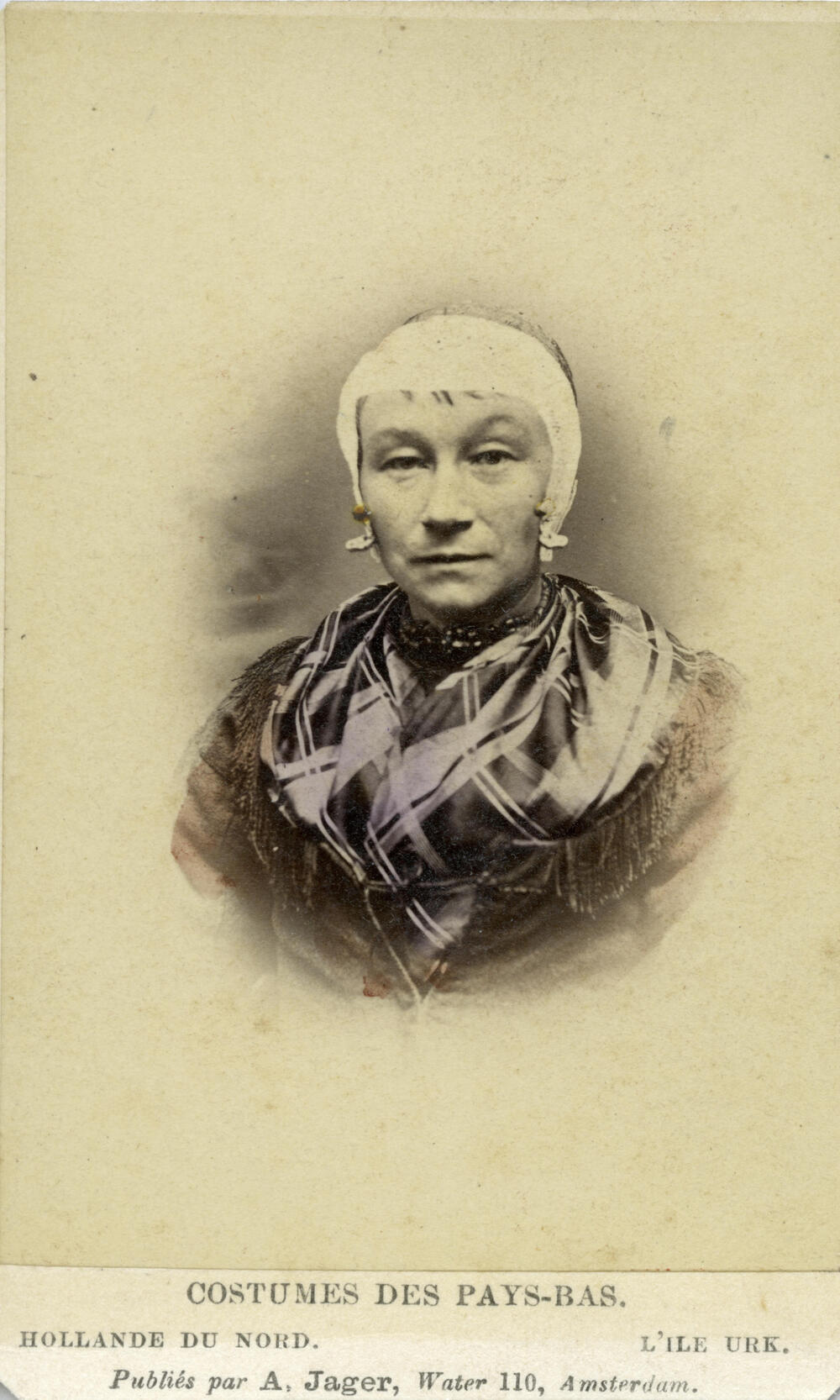 Vrouw in Urker dracht, voor 1905