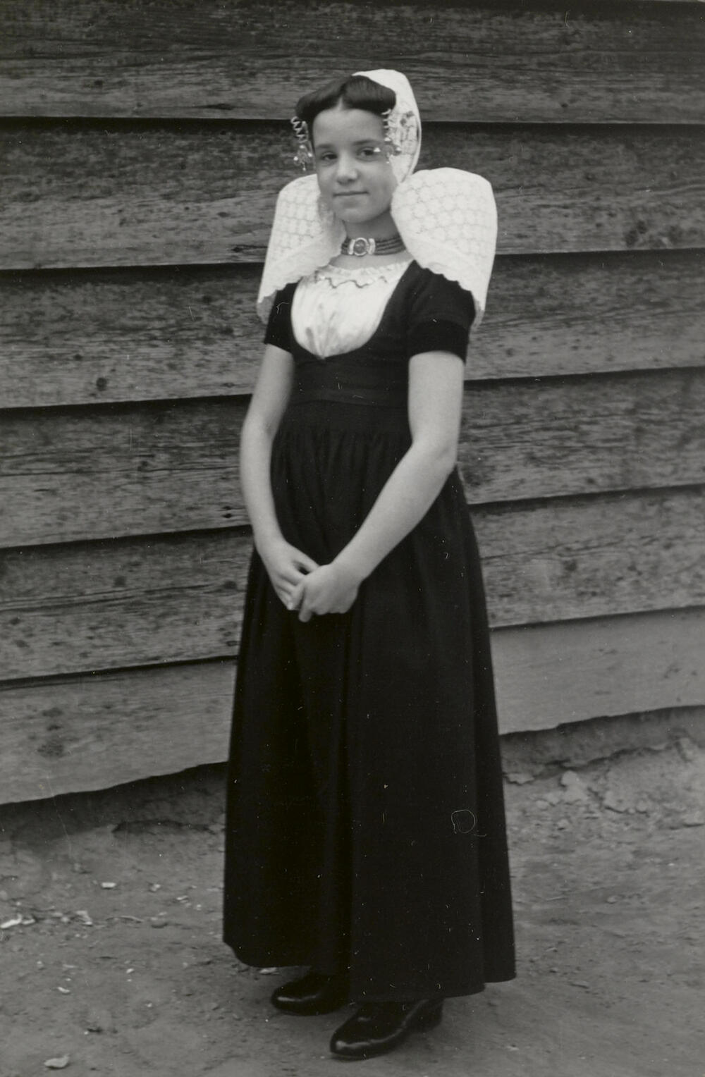 Kornelia Minderhoud uit Westkapelle in Walcherse dracht, 1950