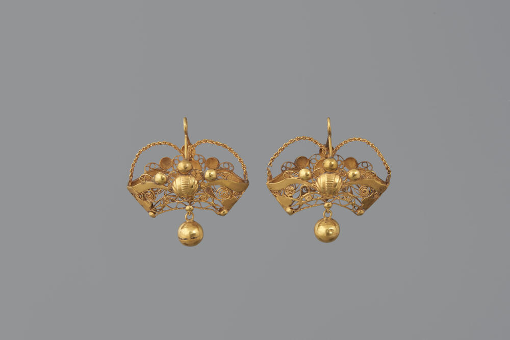 Paar 'mandjesbellen' of 'bruidskroontjes', Overijssel of Drenthe, circa 1850