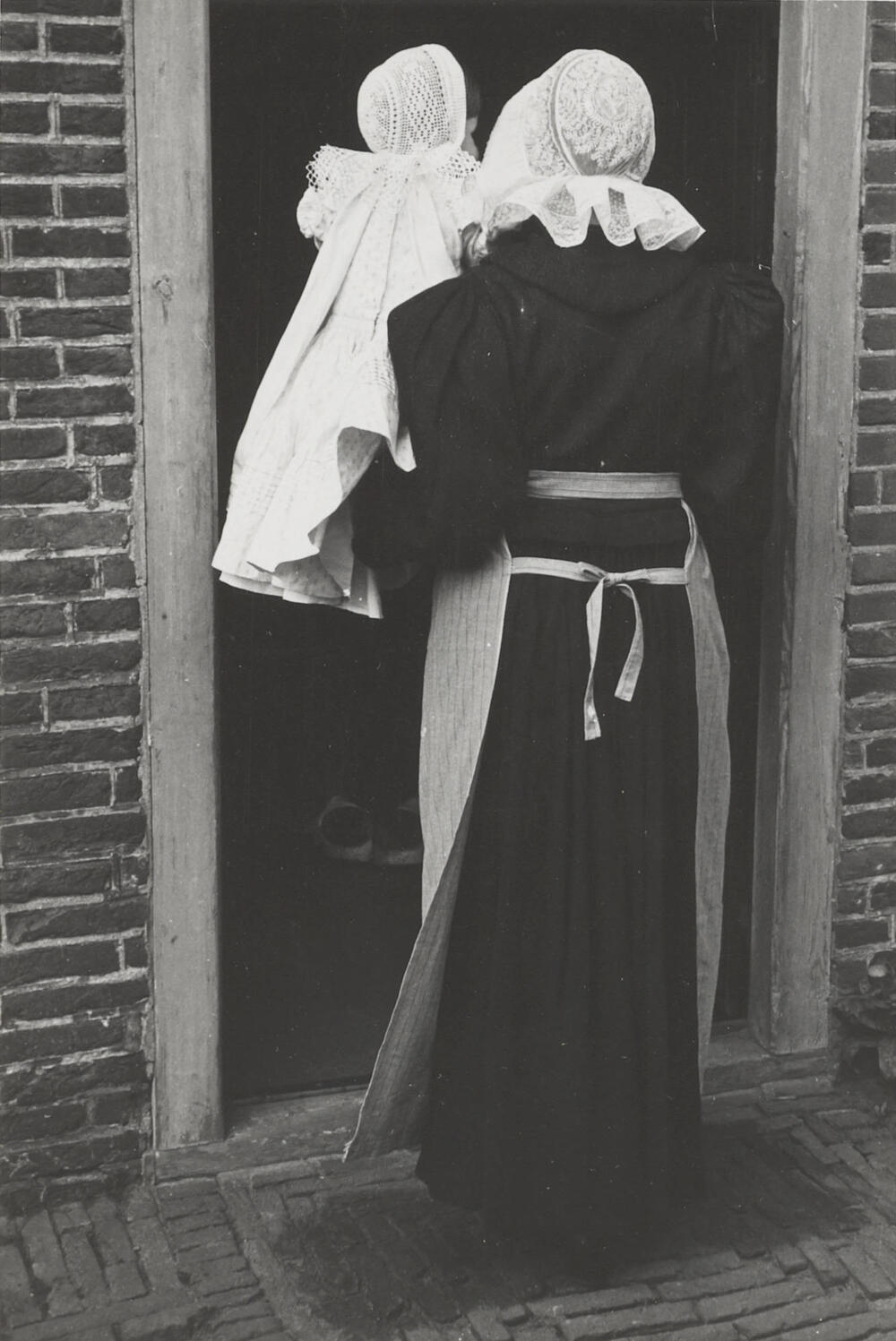 Meisje in streekdracht, Huizen, 1945