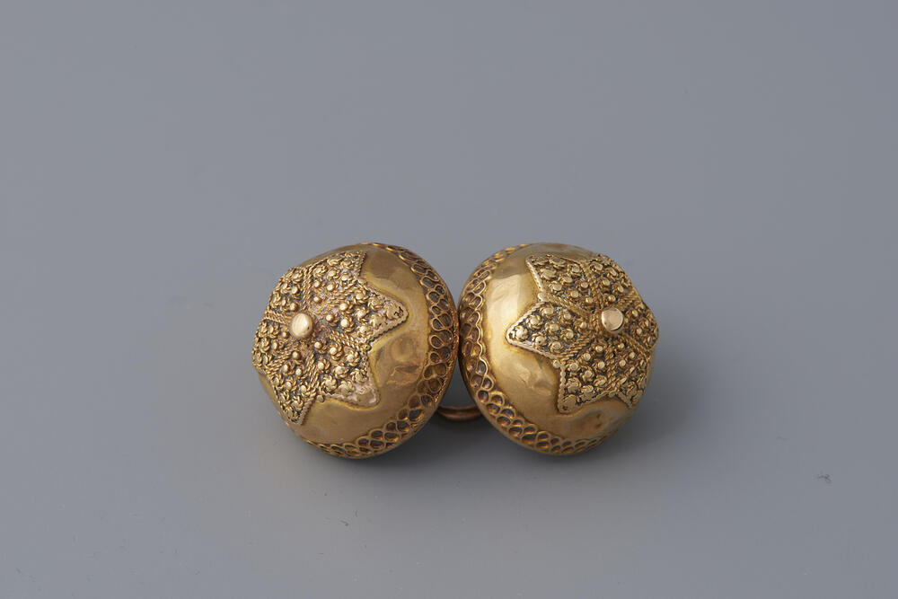 Paar gouden keelknopen, Hindeloopen