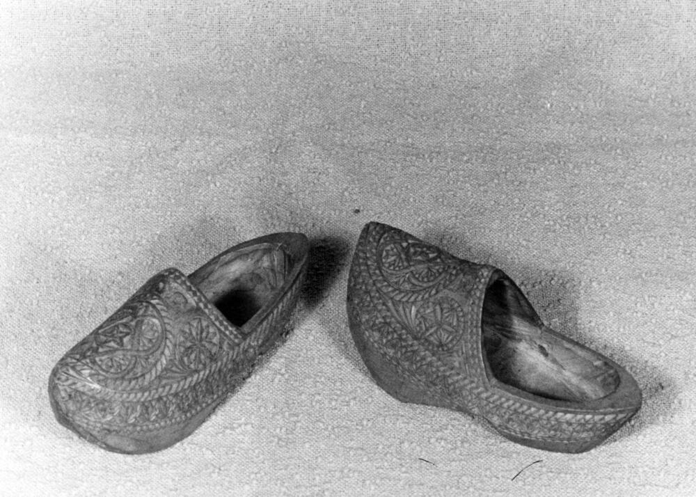Paar besneden klompen, Marken, 1943