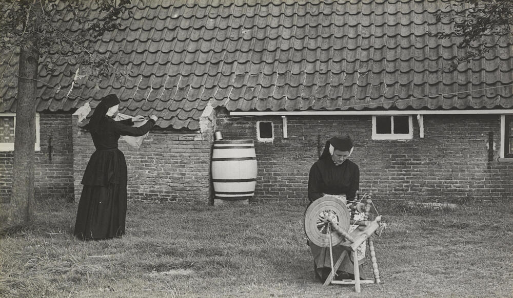 Twee vrouwen in Terschellinger dracht