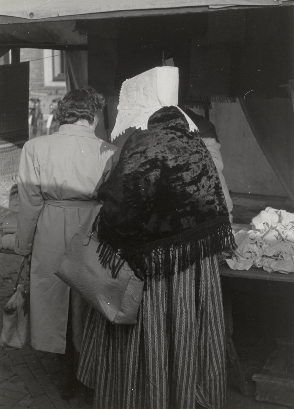 Vrouw in katholieke Zuid-Bevelandse dracht, Goes, 1950