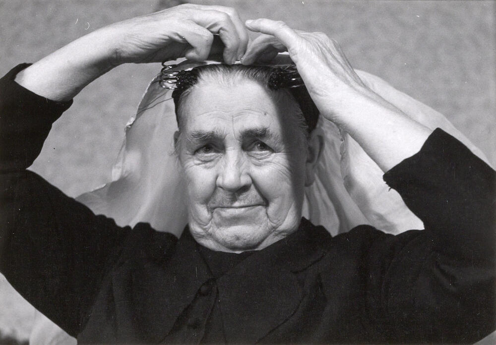 Weduwe Van Dijk uit Oud-Vossemeer in Thoolse dracht, 1955