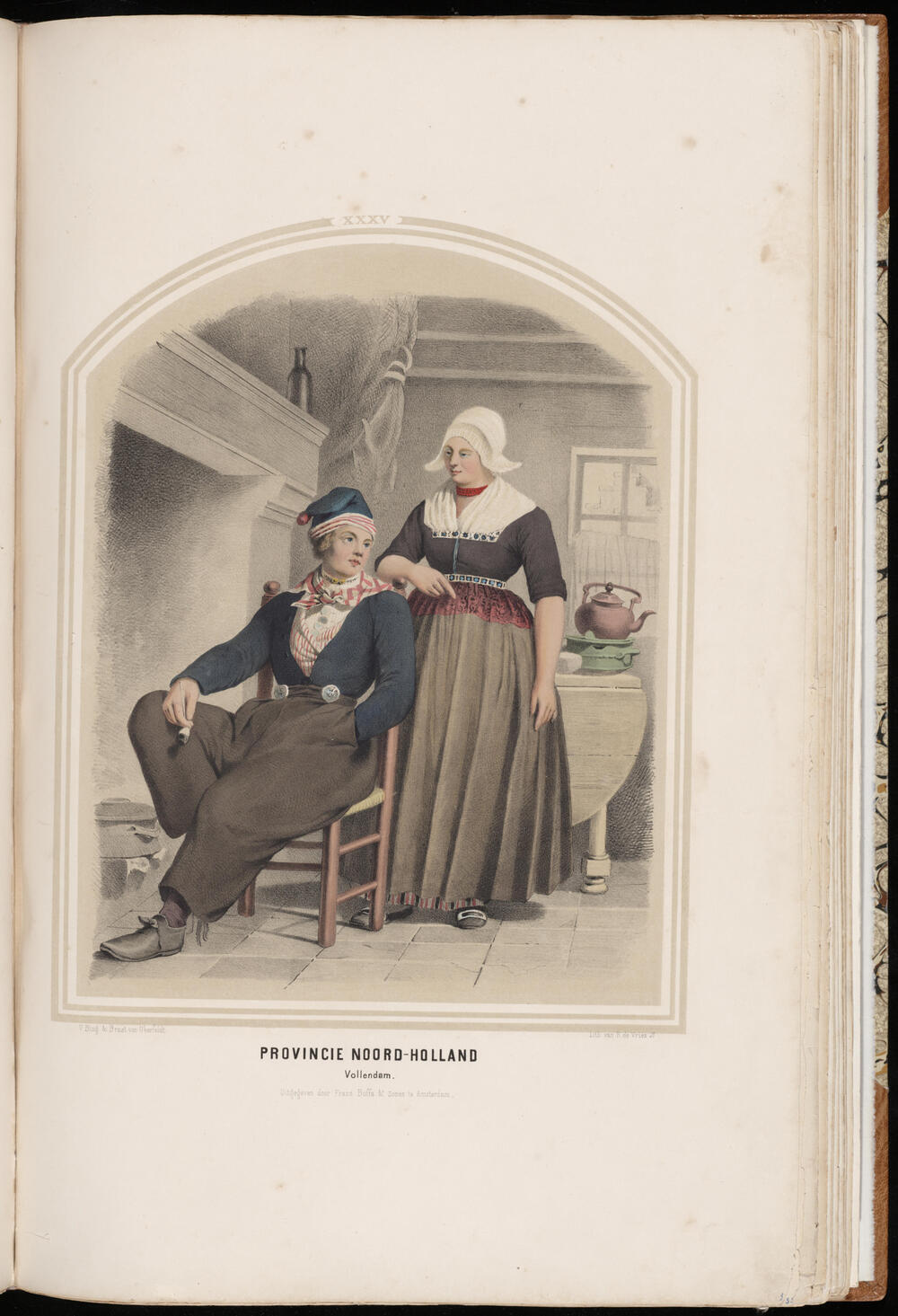 Man en vrouw, gekleed in de dracht van Volendam, in een interieur