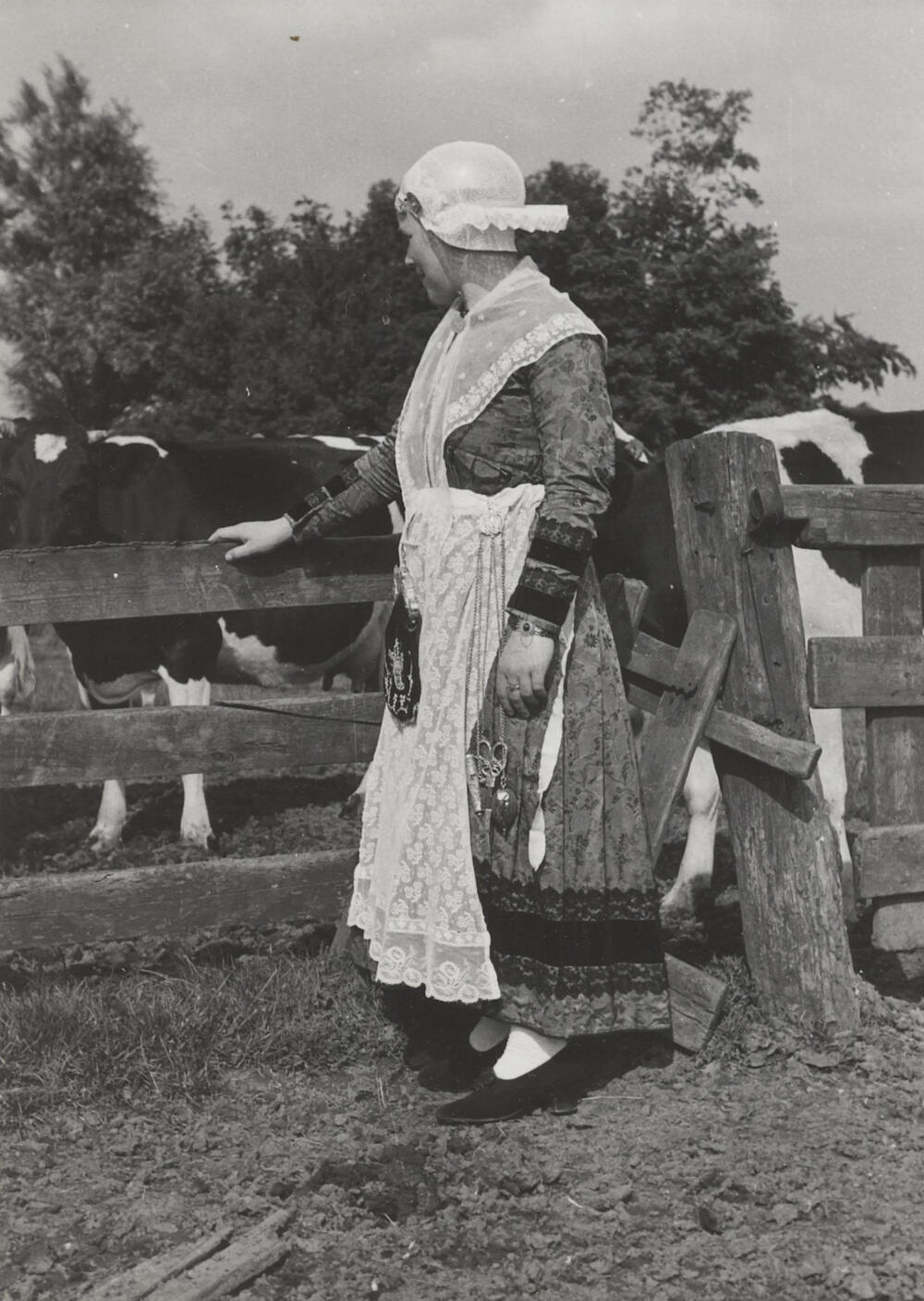 Vrouw uit Workum, verkleed in Friese dracht, 1944