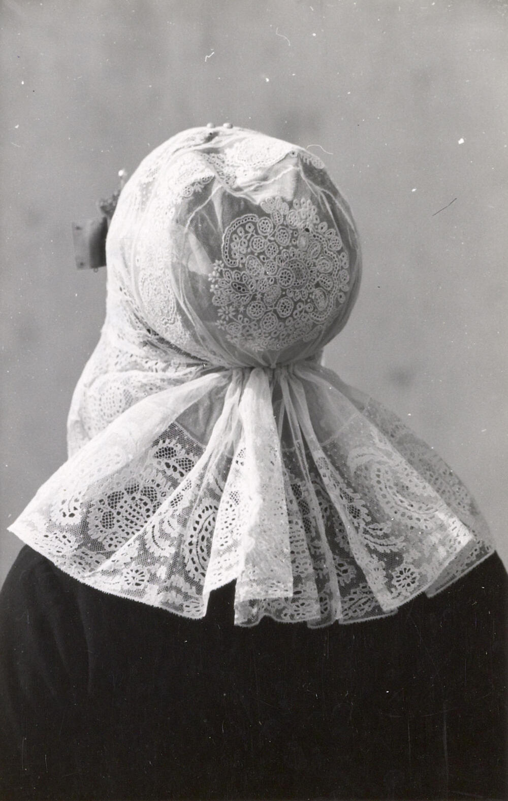 Dirkje Verdoes-Zwaan in Katwijkse dracht, 1944