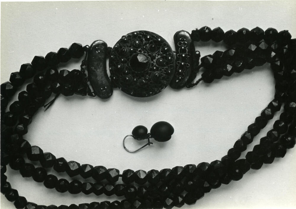 Halssnoer en oorbel, Laren, 1952