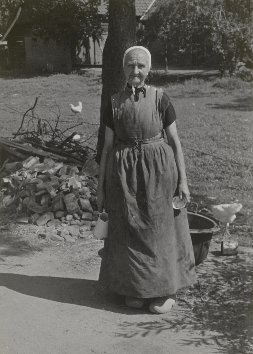 Daatje Post uit Vriezenveen in Sallandse dracht, 1947