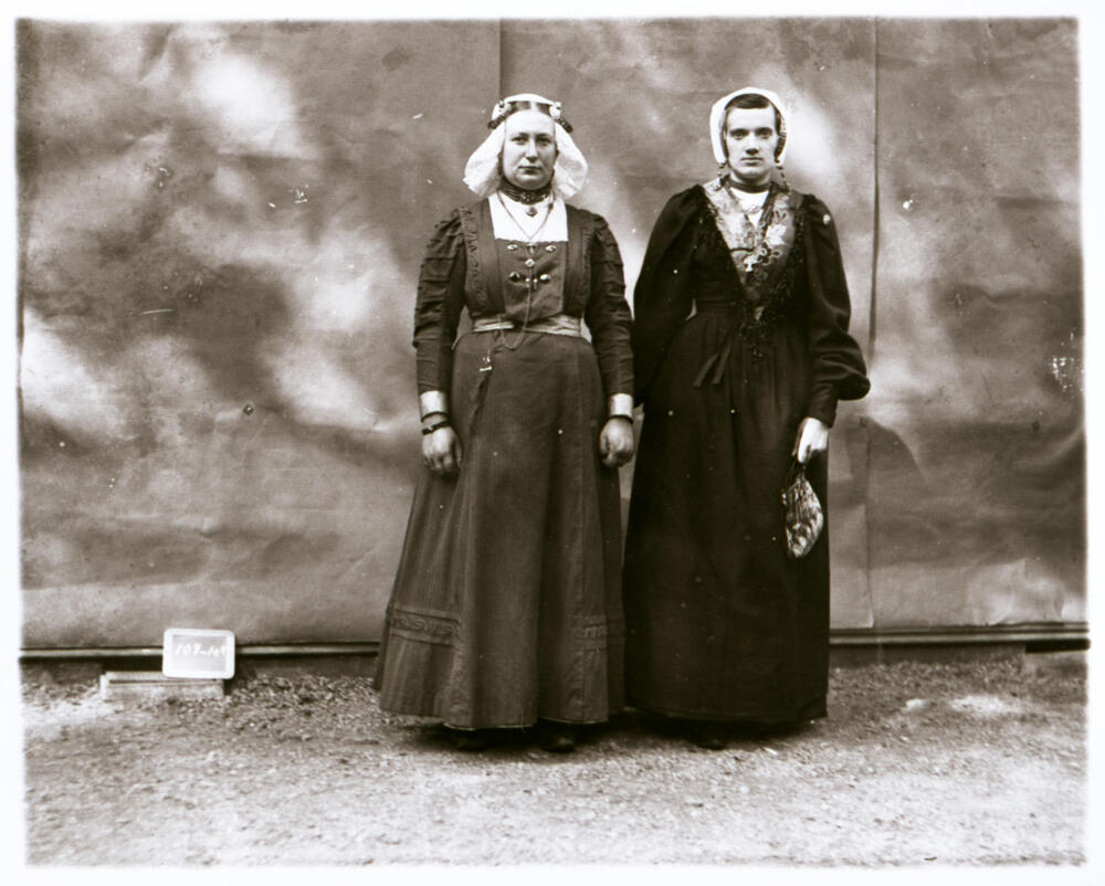 Vrouwen in streekdracht uit 't Gooi, 1913
