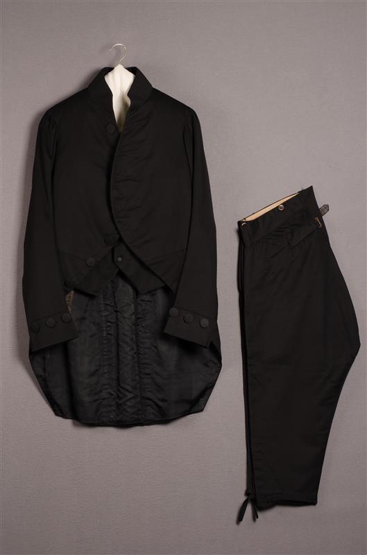 Driedelig herenensemble (ambtskostuum) bestaande uit jas, gilet en culotte
