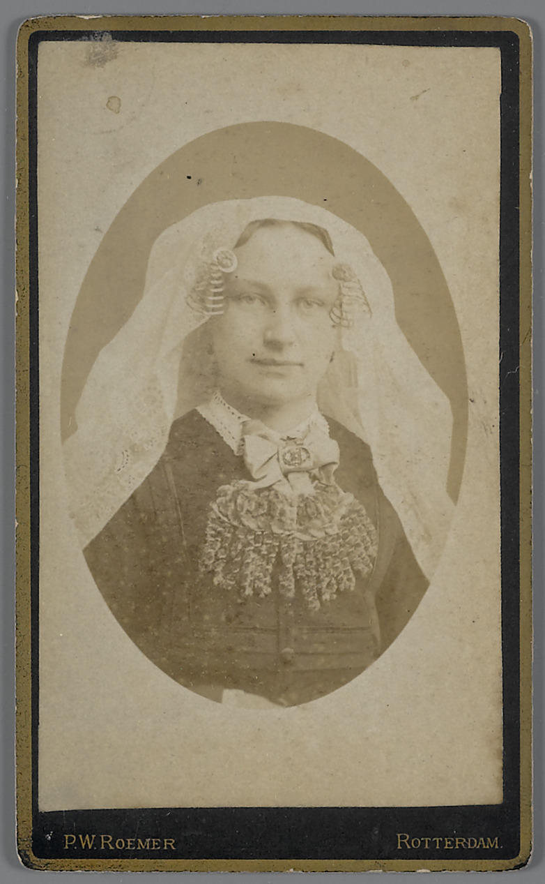 Vrouw in streekdracht van de Zuid-Hollandse eilanden, 1864–1910
