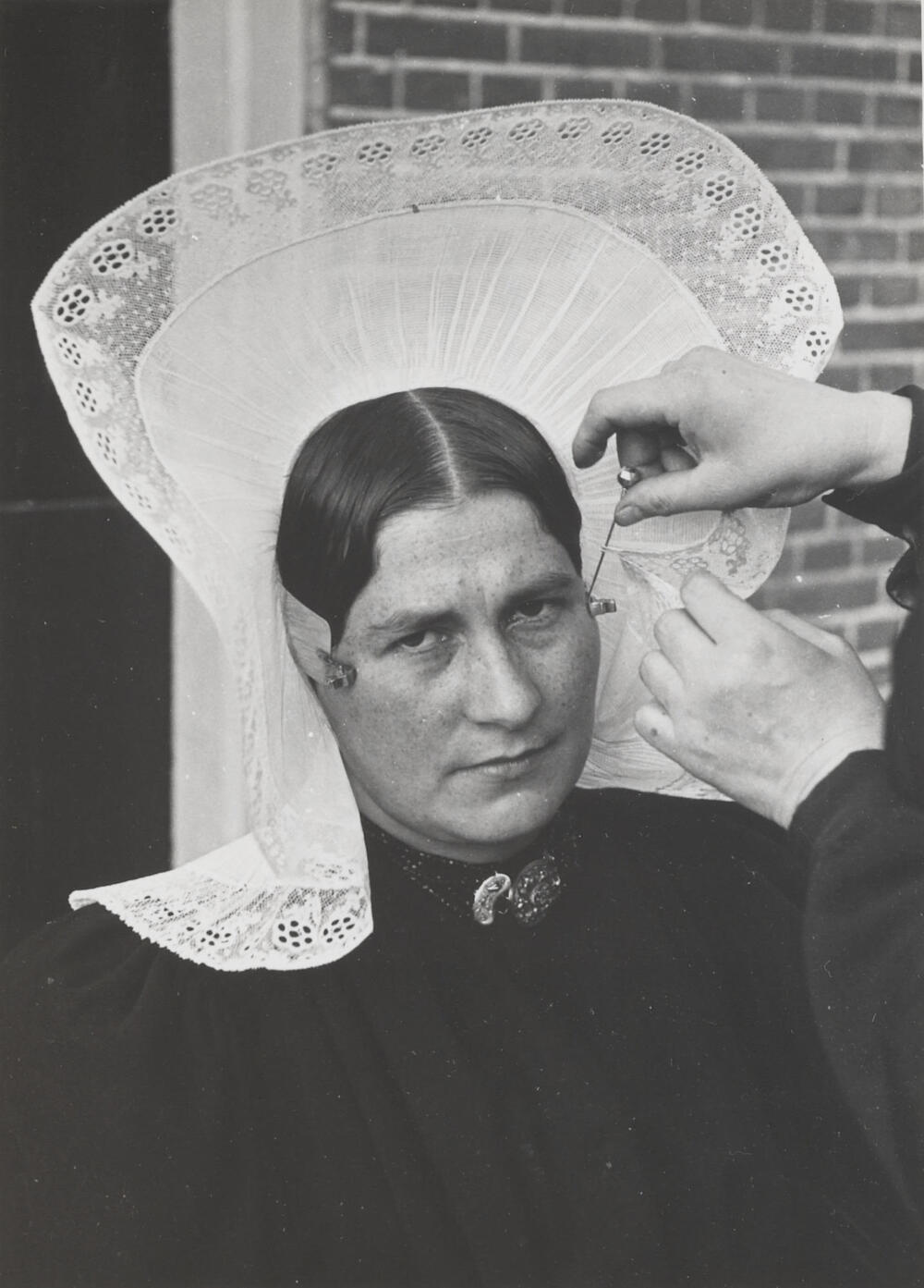 Opzetten van de oorijzermuts, Huizen, 1945