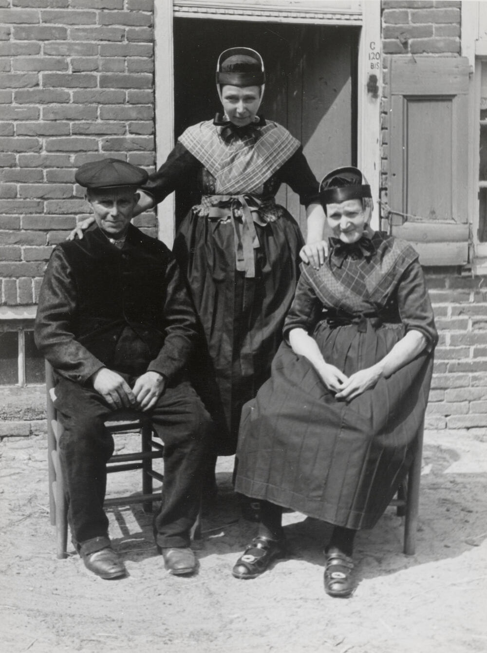 Familie De Lange in opknapdracht, Staphorst, 1944